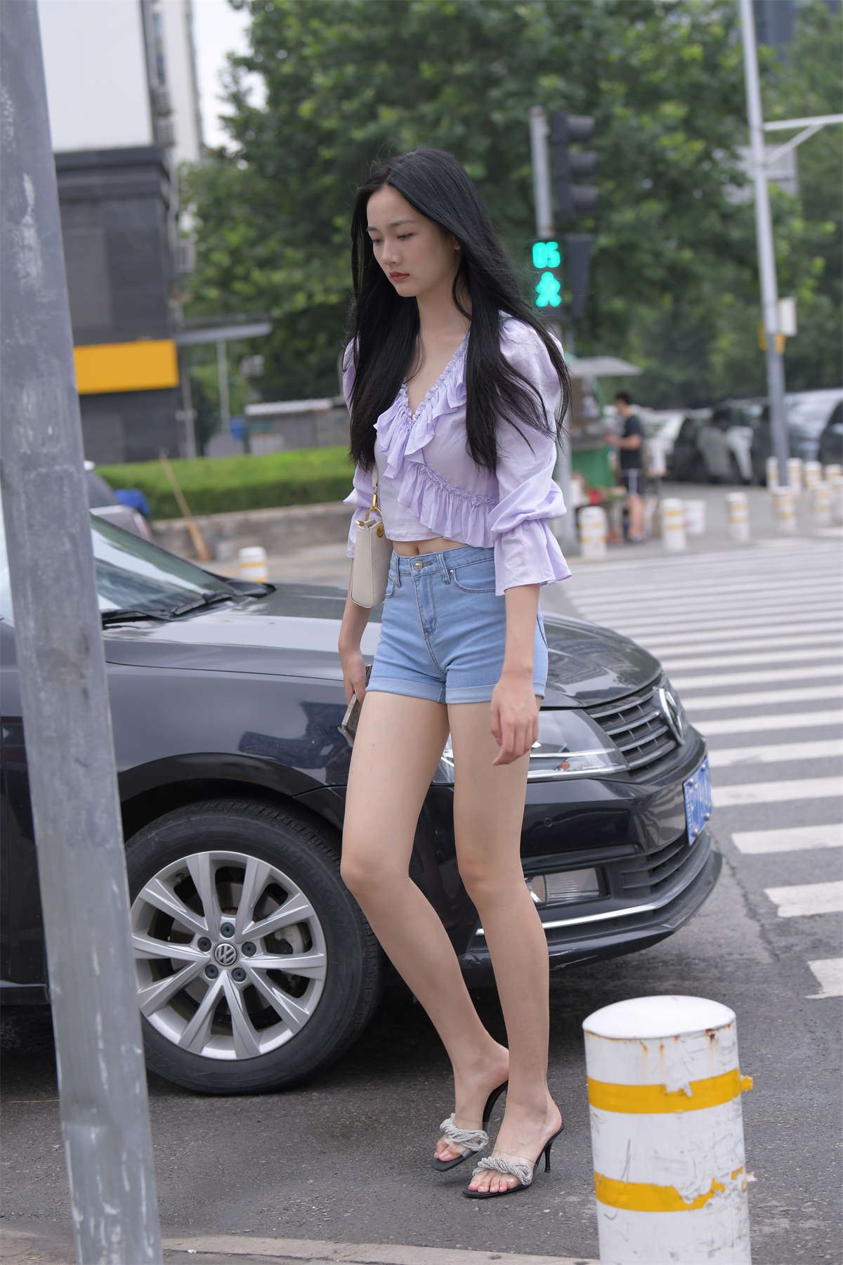 一只麋鹿摄影作品 蓝色牛仔热裤长腿美女