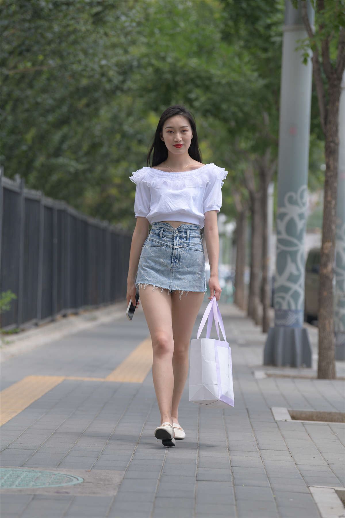一始街拍作品 做美甲的美女