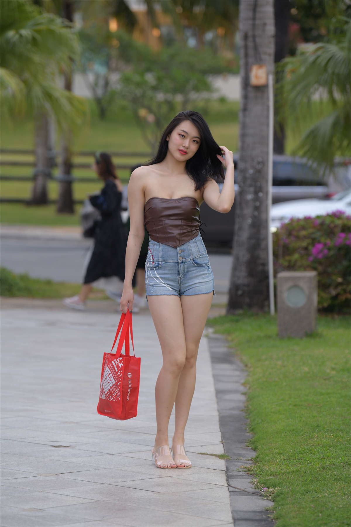 一始街拍作品 牛仔热裤美女