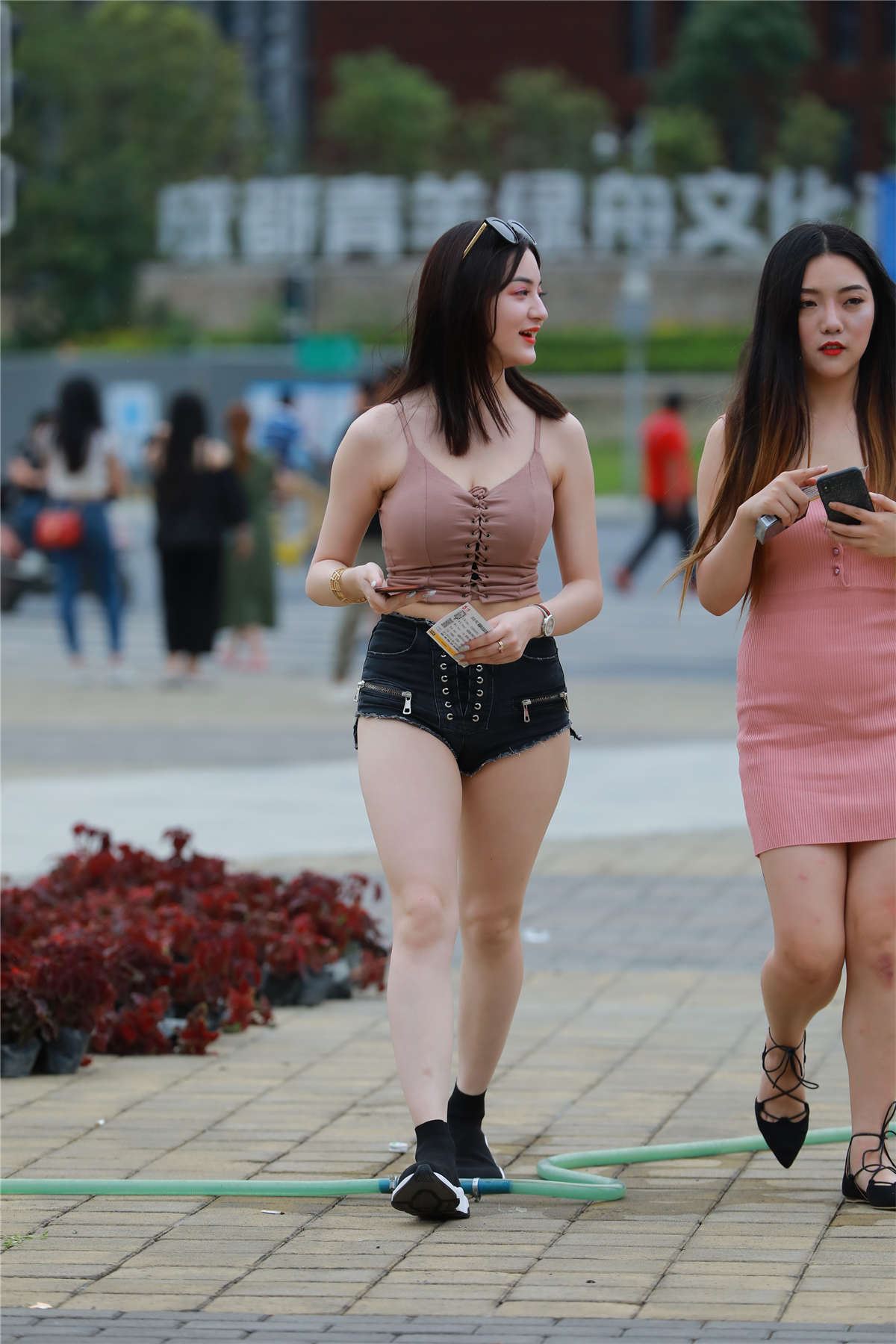 成熟性感美女,包臀裙女人味十足