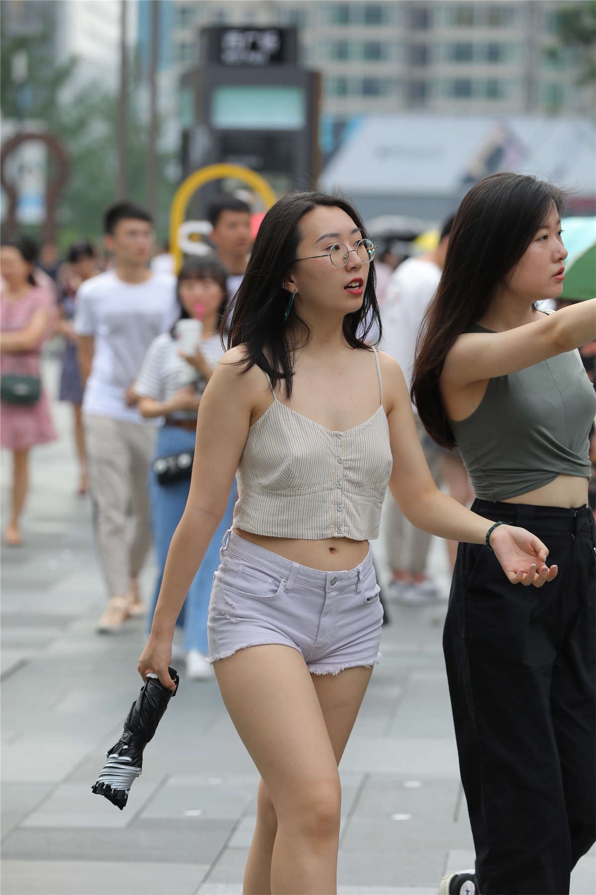 美女,你的热裤还敢在短点吗