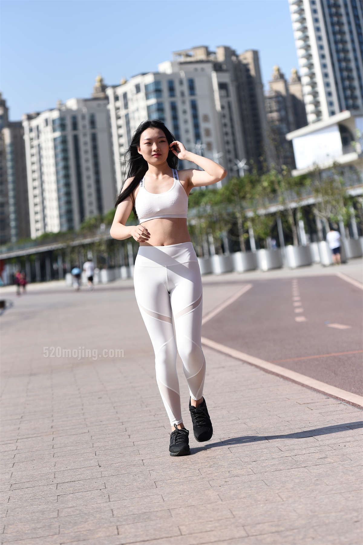 白色紧身运动裤模拍美女图集