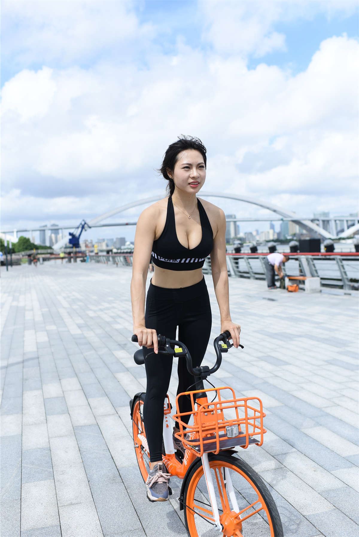 丰满紧身美女原图
