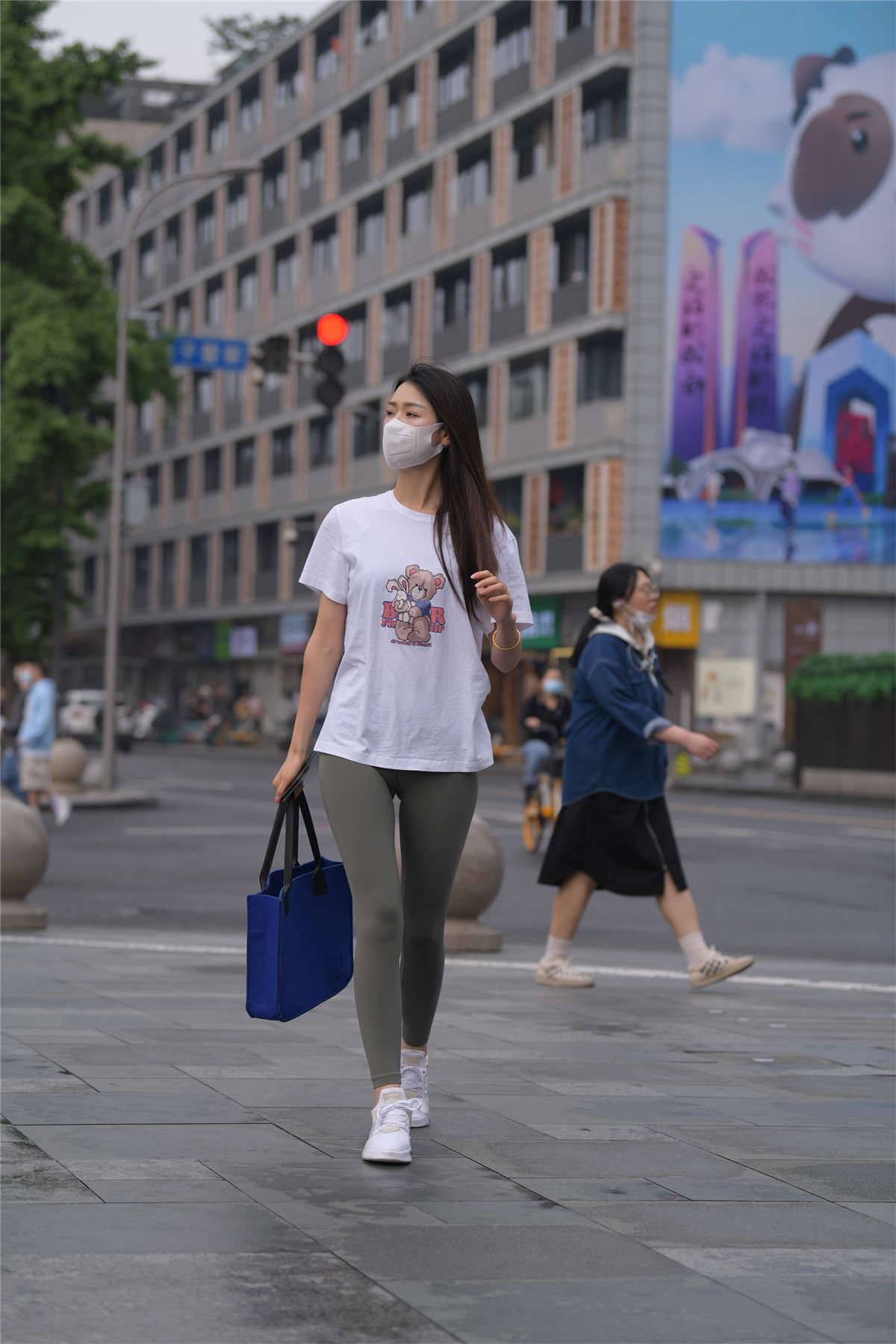 一始街拍作品 灰色瑜伽裤美女