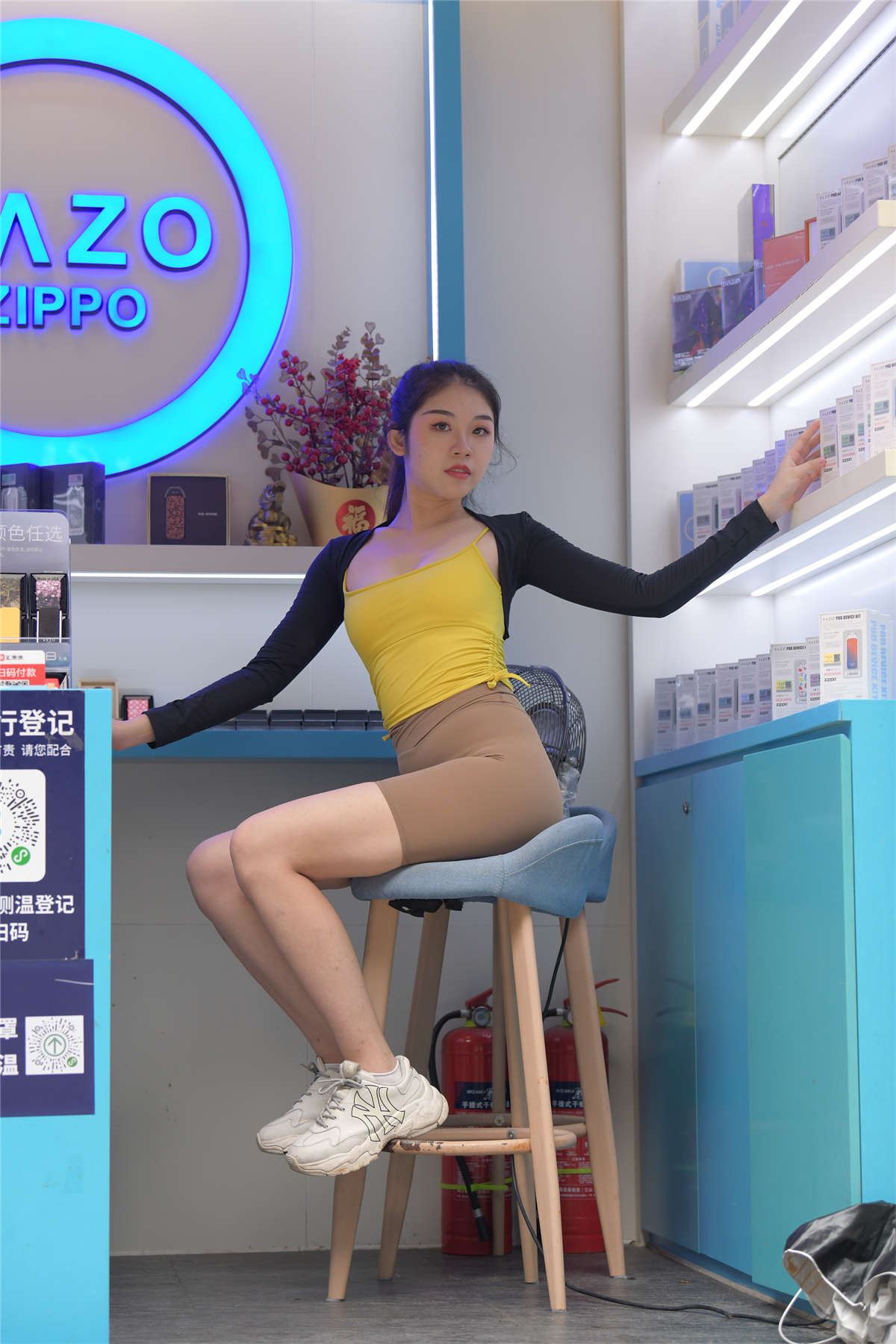 一始街拍作品 灰色短裤女孩