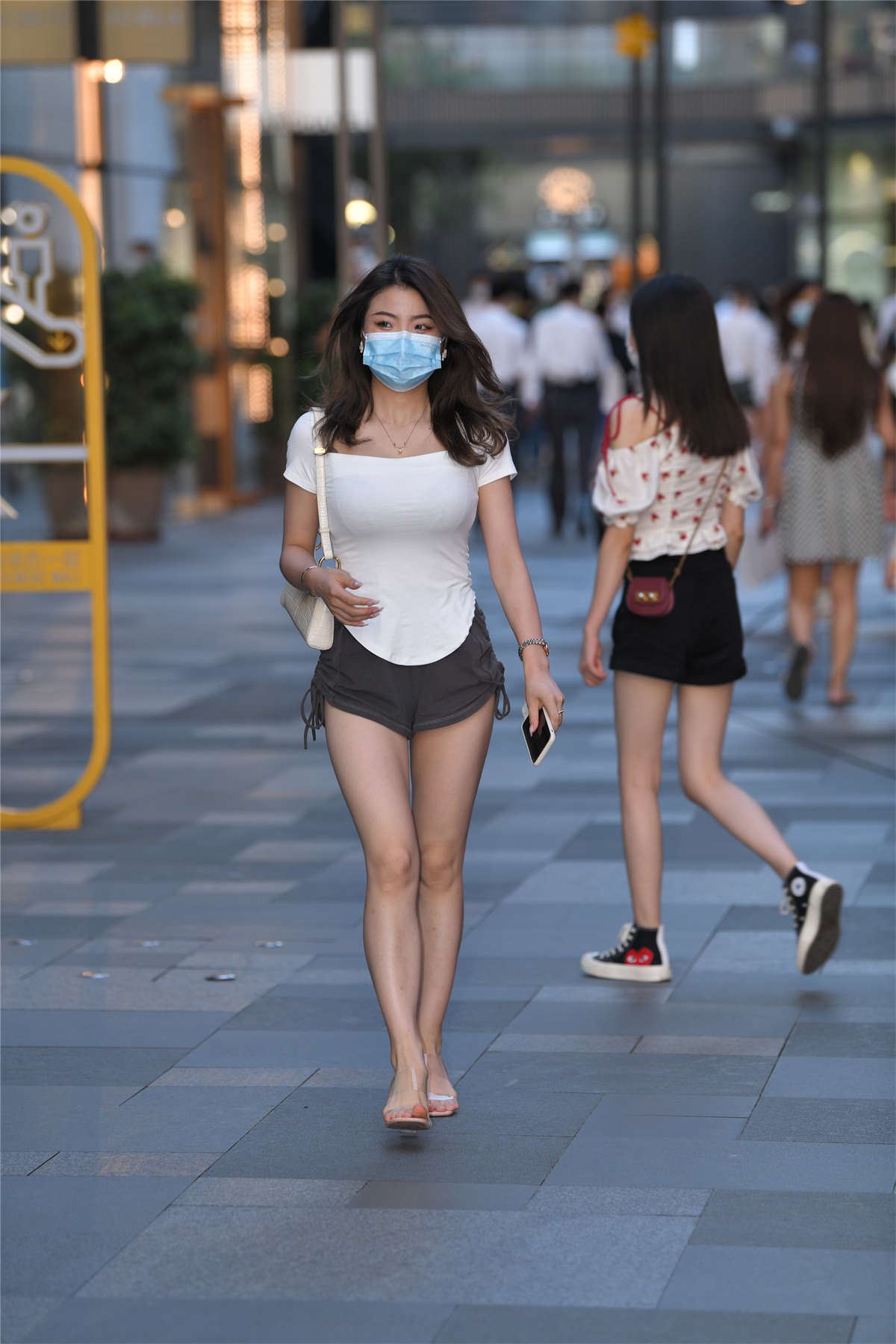 灰色热裤美腿凉高