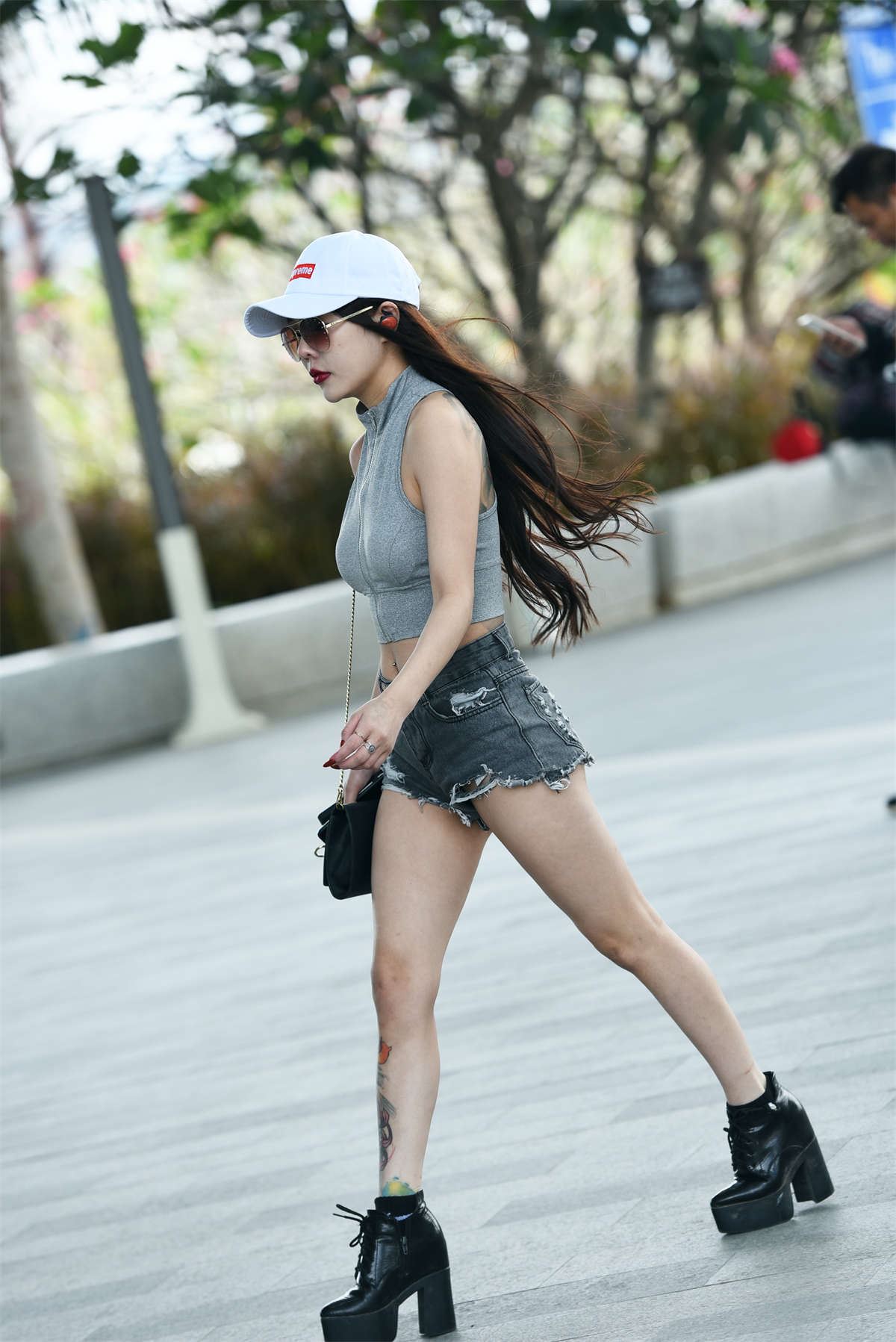 黑色热裤美腿纹身