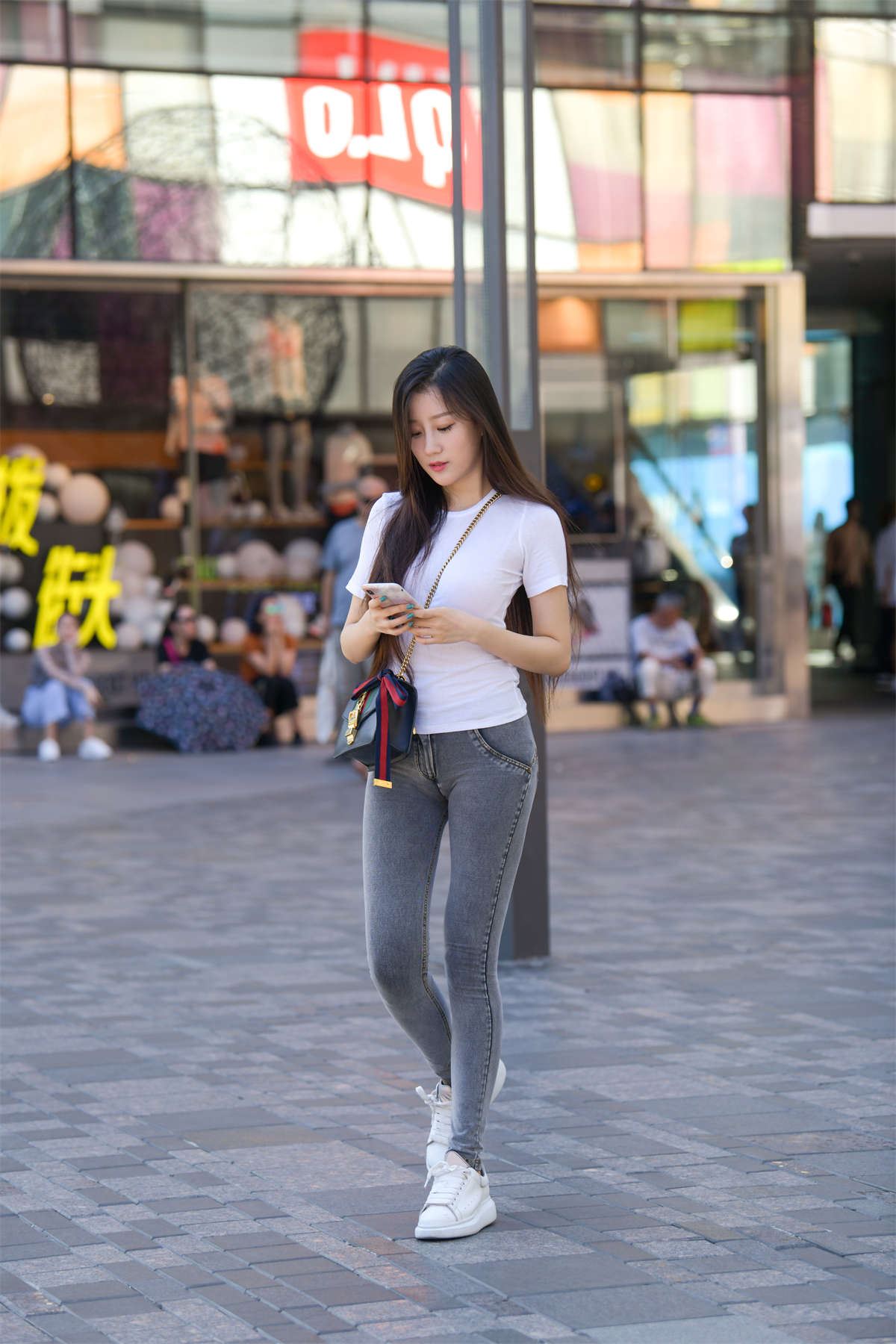 长发飘飘牛仔裤