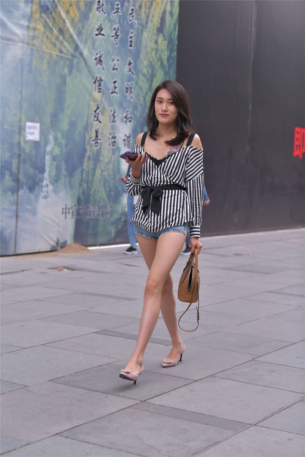 高挑靓丽牛仔短裤
