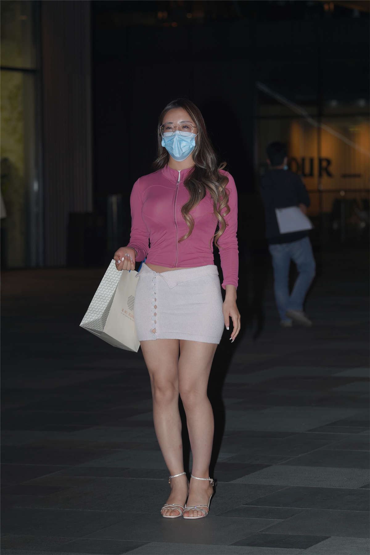 白色包臀裙美女