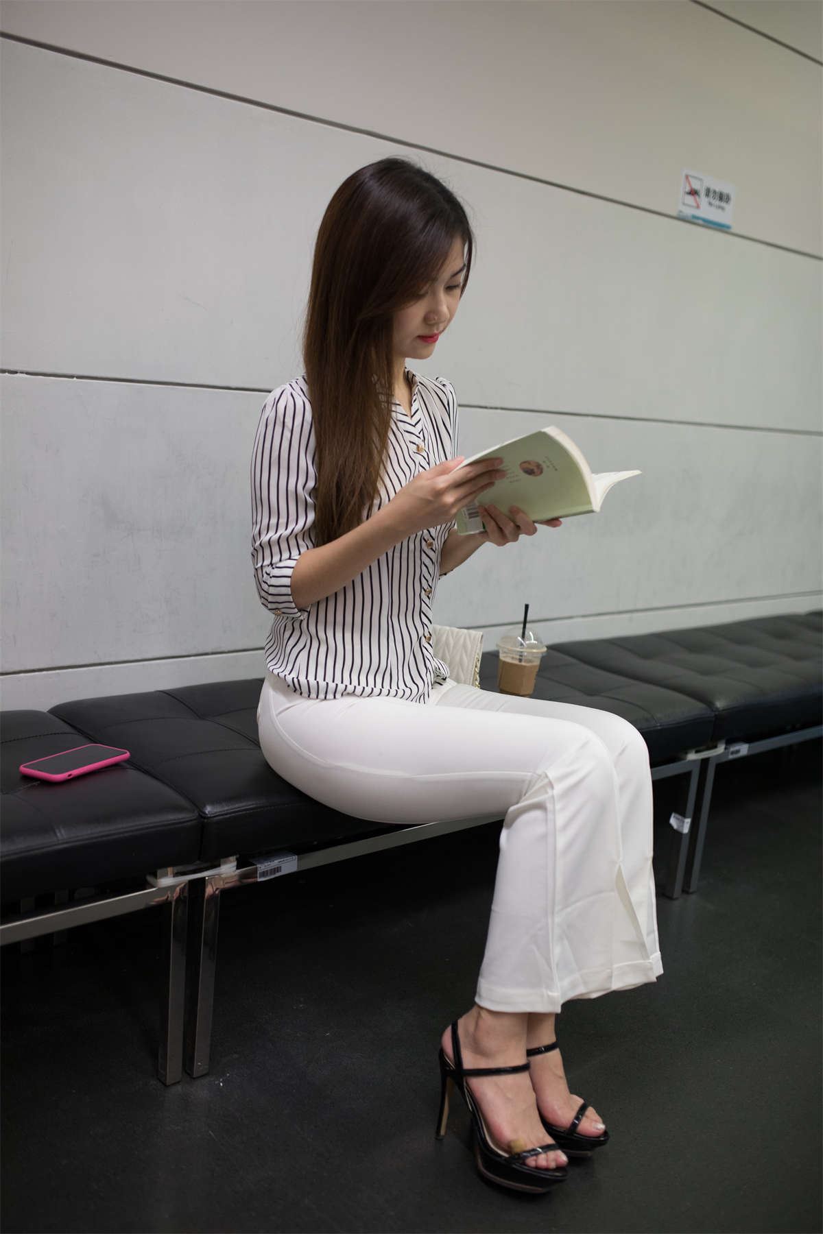 白色西裤美女