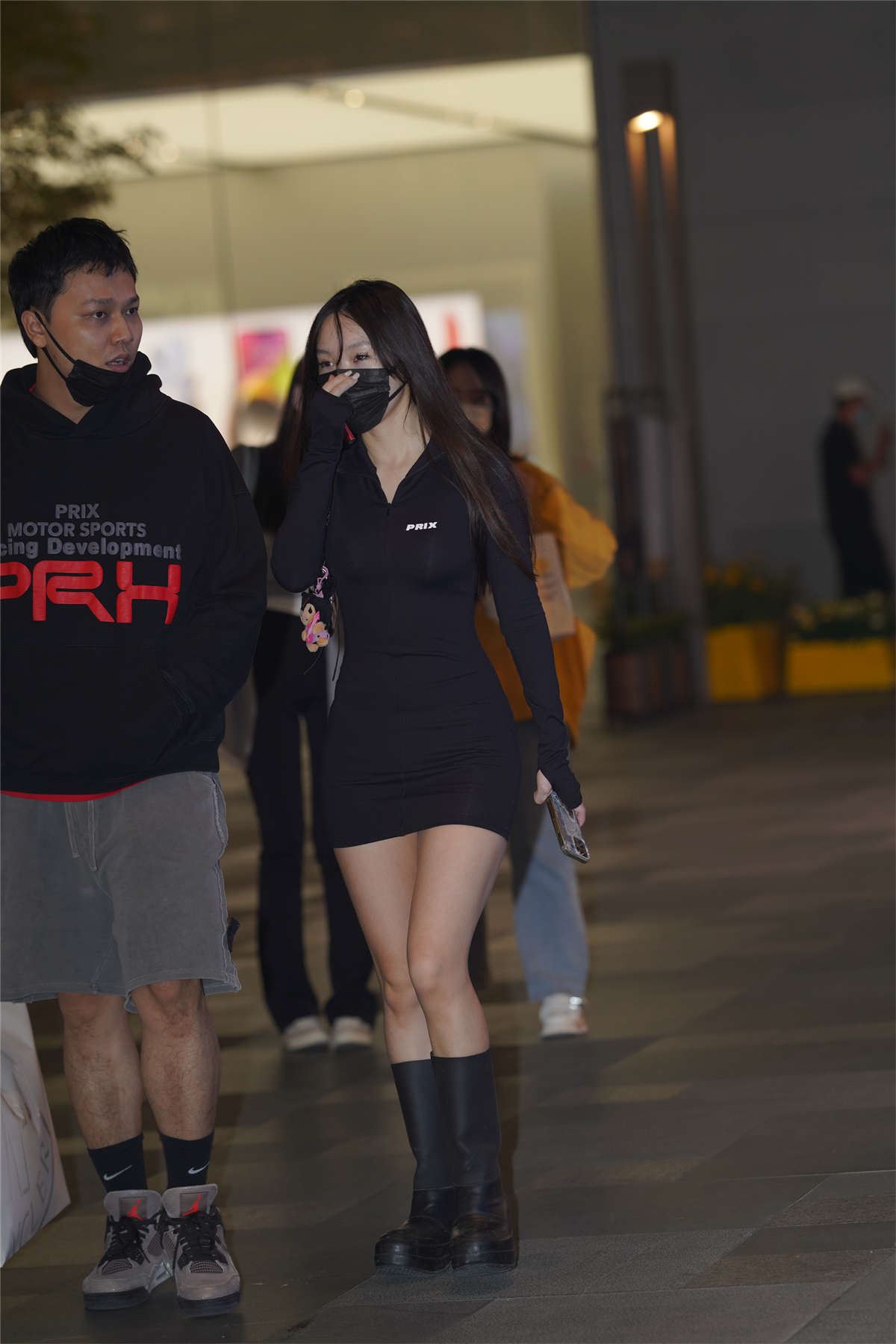 黑短裙小姐姐