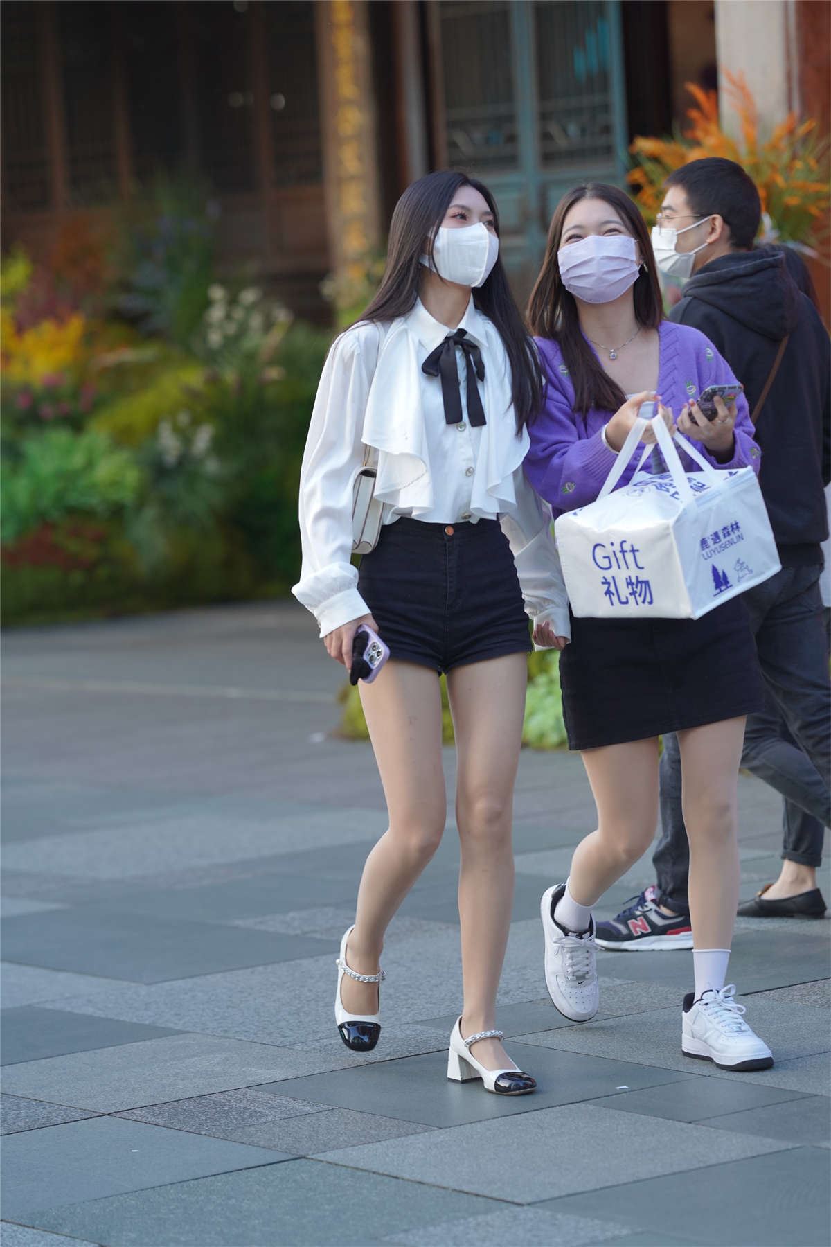 白色职业装美女