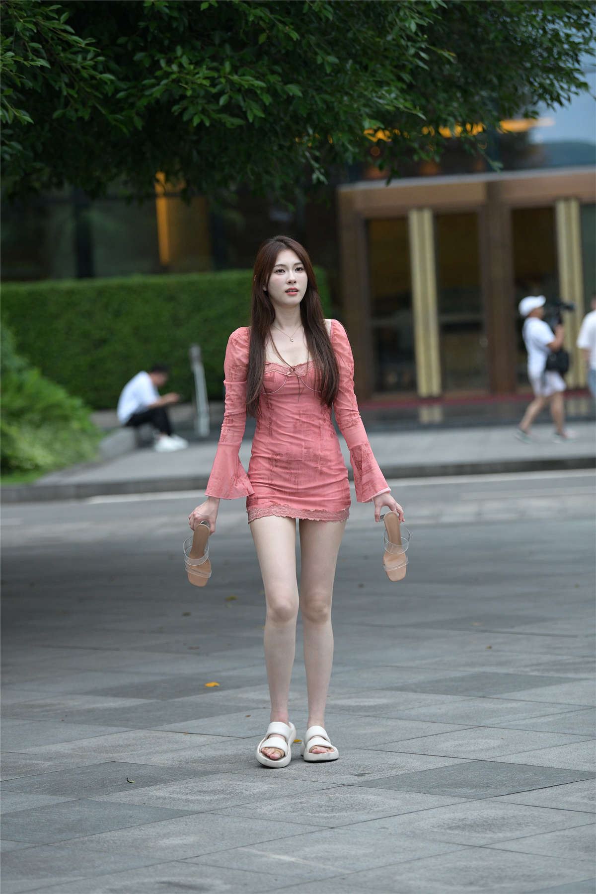 高挑纱裙美女