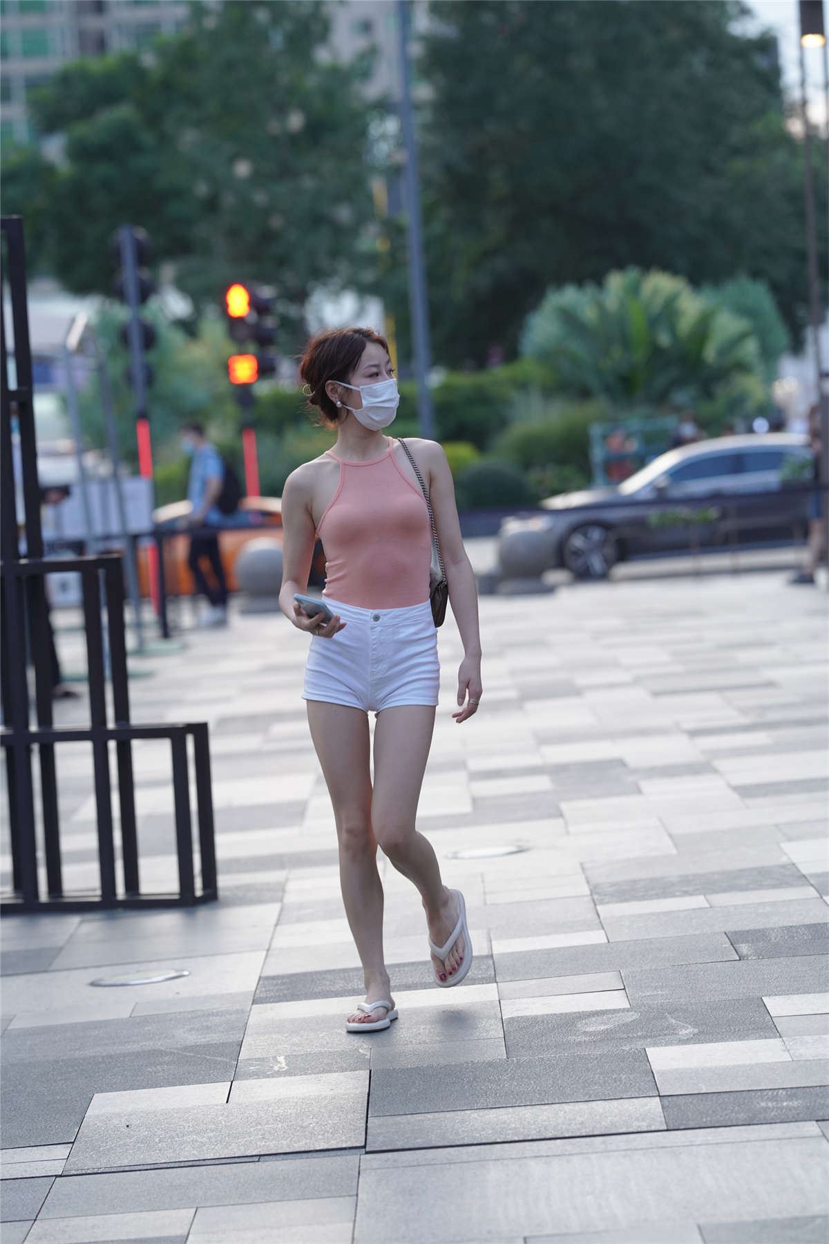 白色热裤粉衣小姐姐