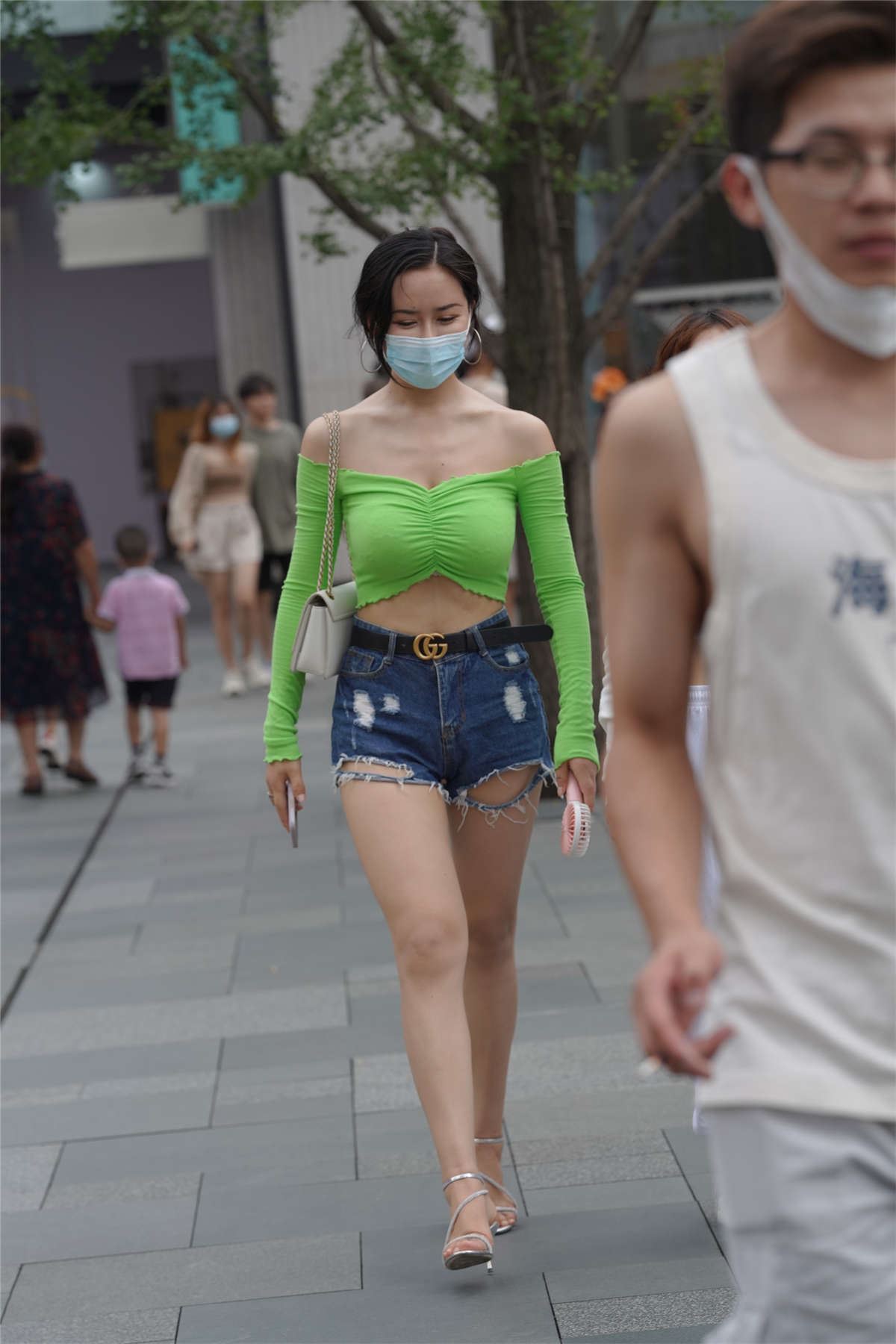 热裤丰腴美女