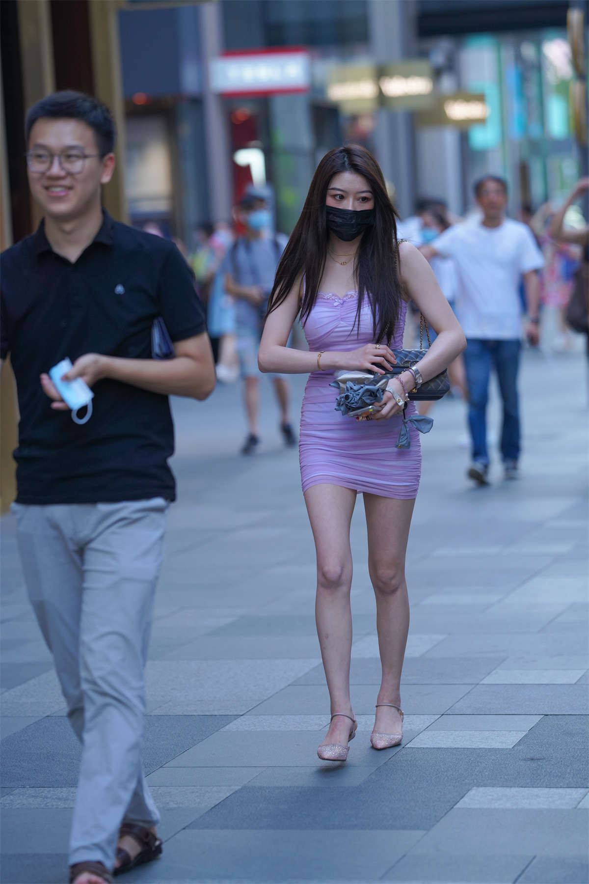 紫色吊带包臀裙美女
