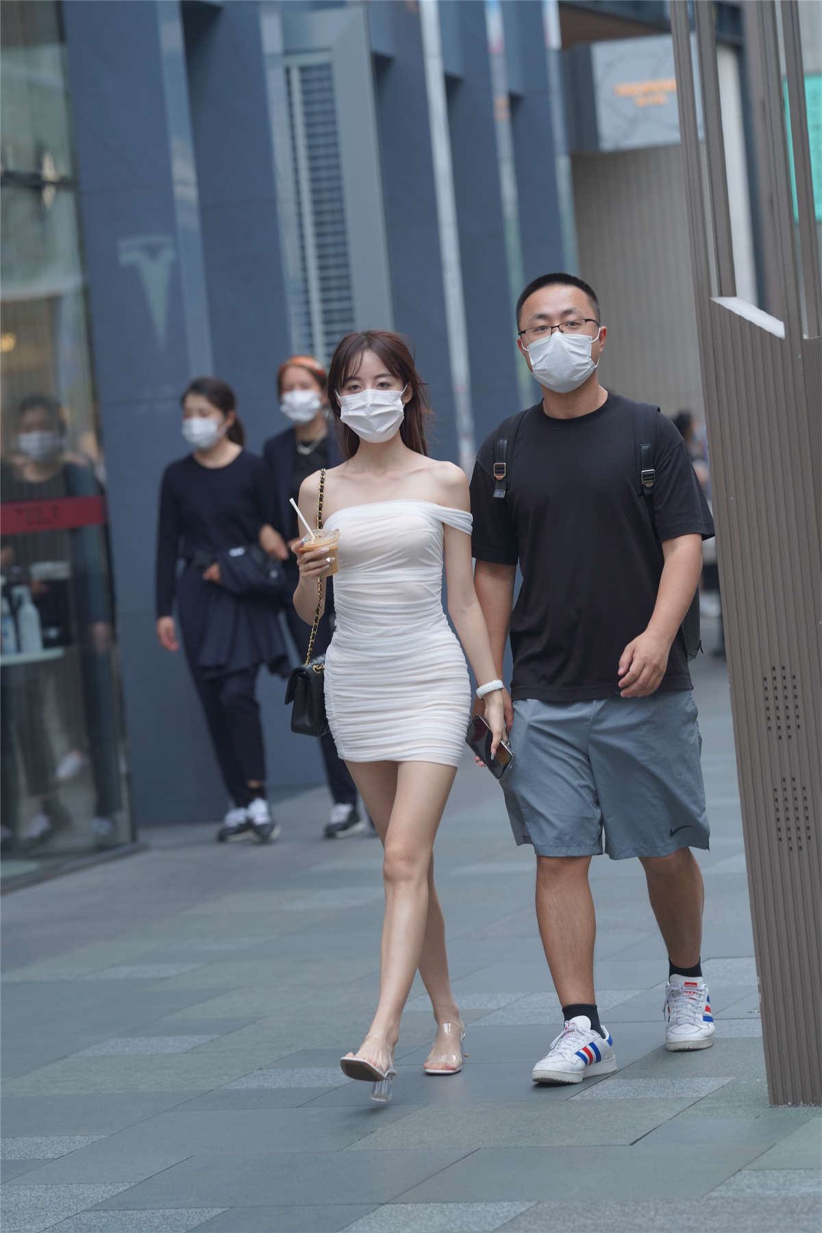 性感白色包臀裙美女