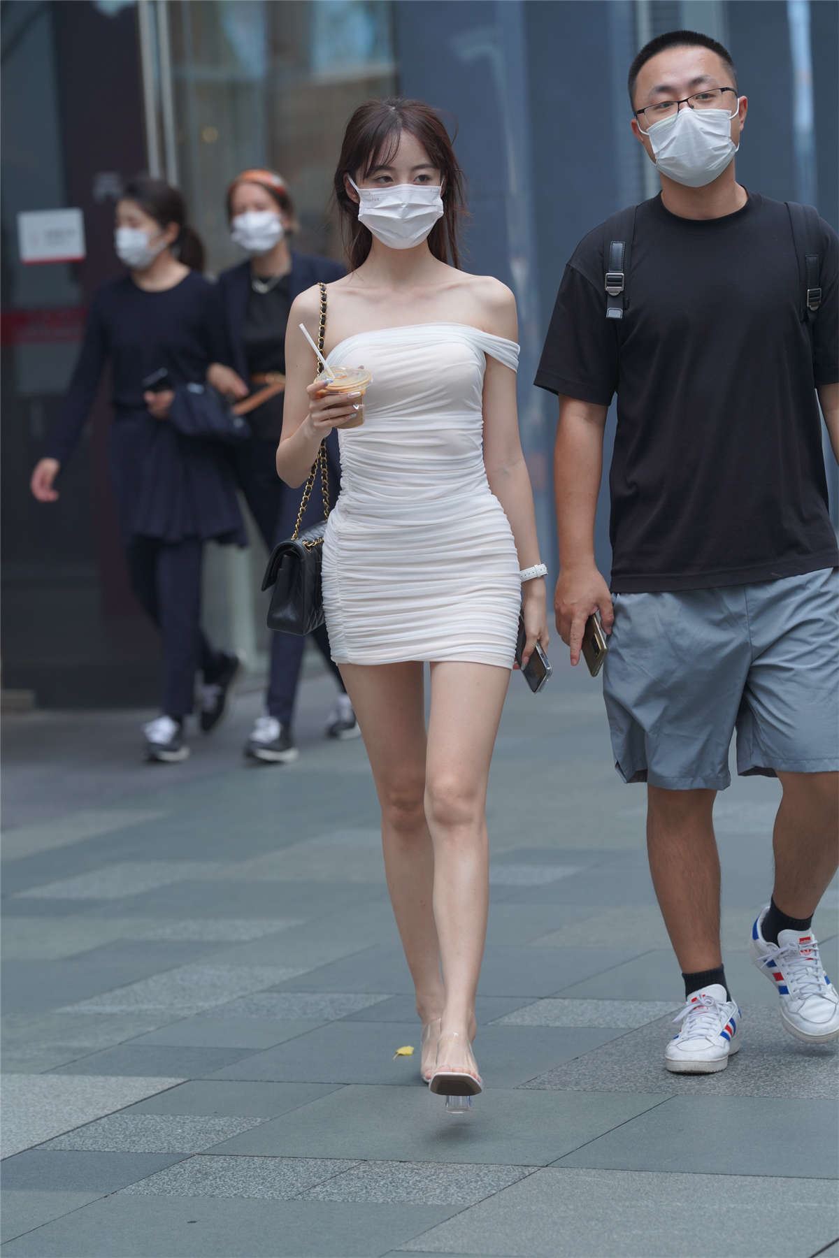 性感白色包臀裙美女