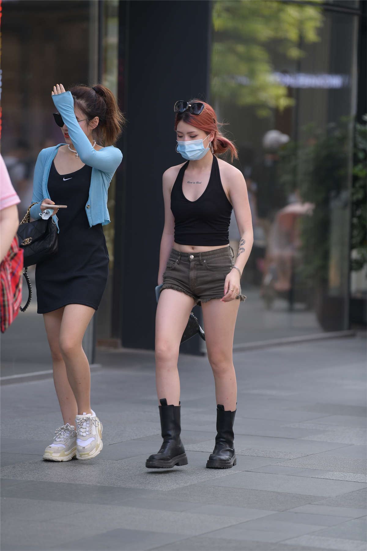 黑靴热裤美女