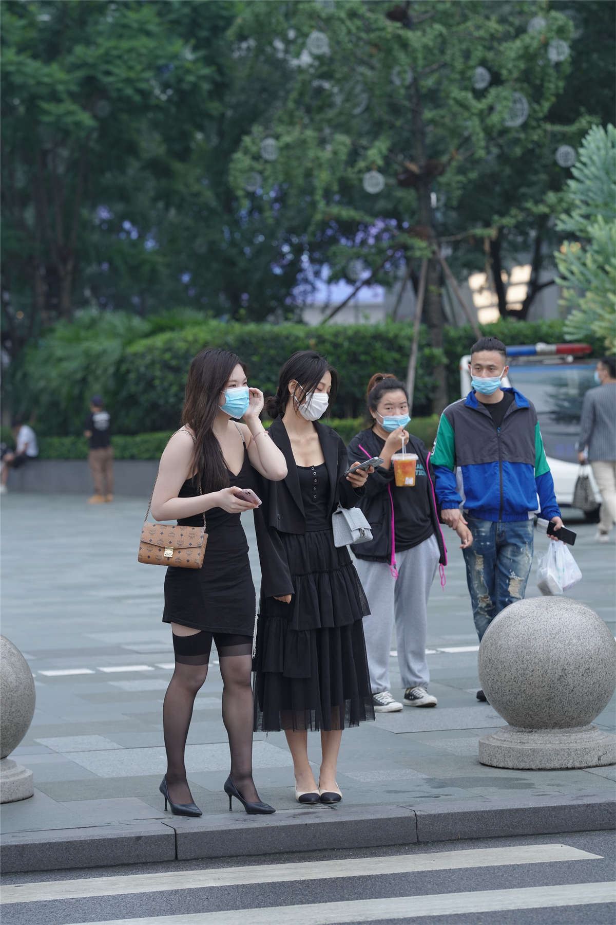 漂亮的吊带黑丝美女