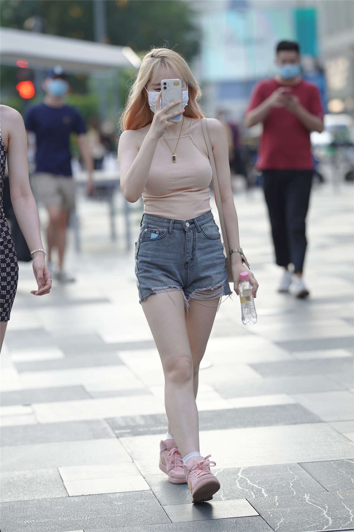 清秀优雅吊带裙