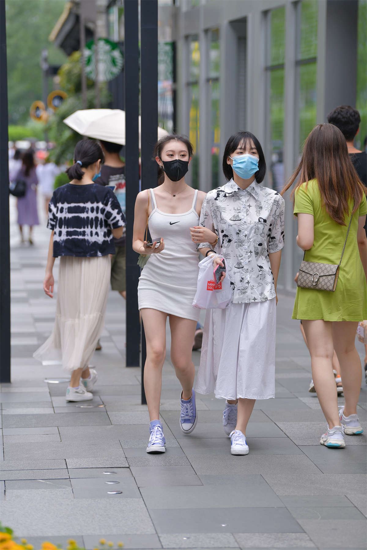 吊带包臀裙小姐姐