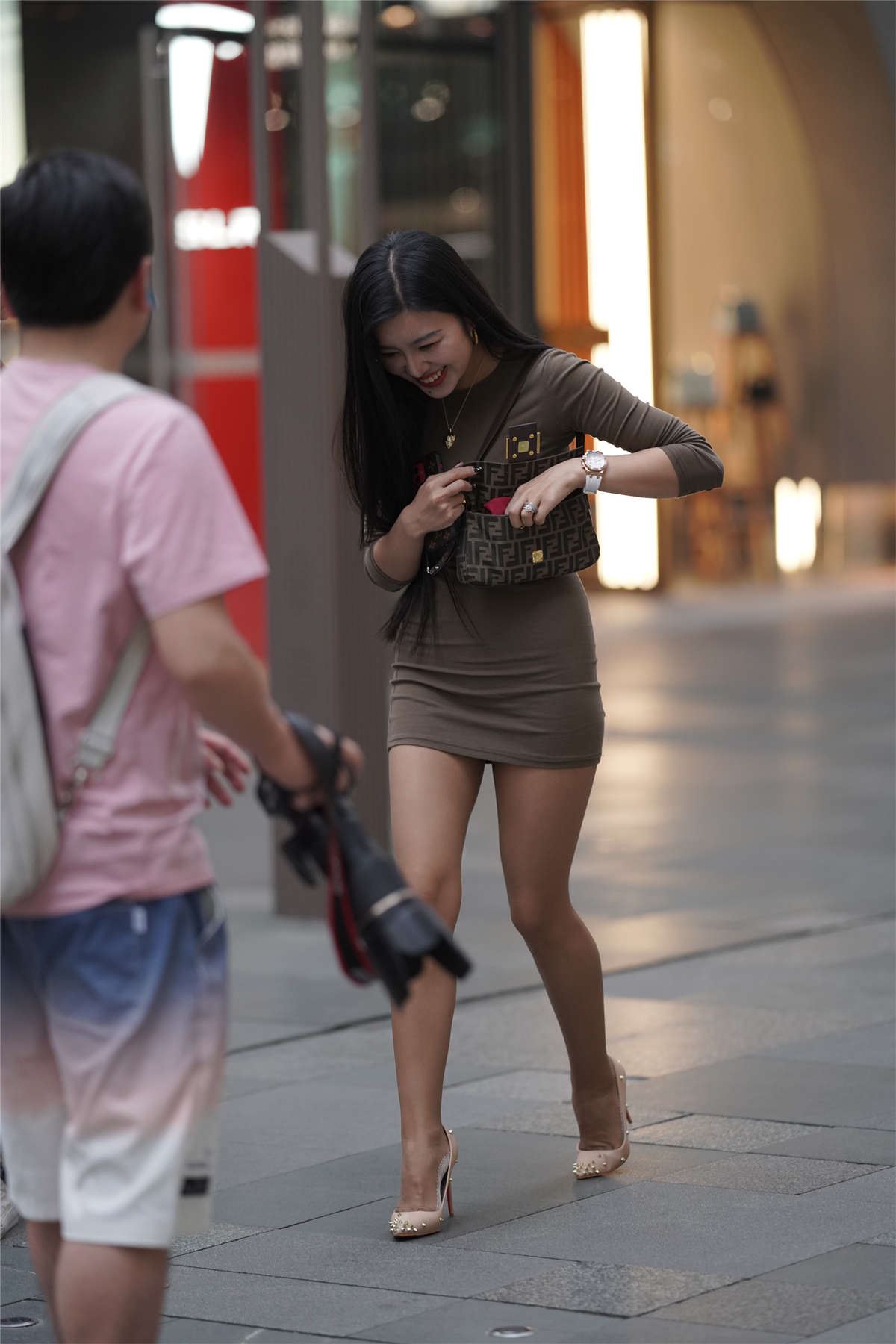 咖色紧身包臀裙咖丝