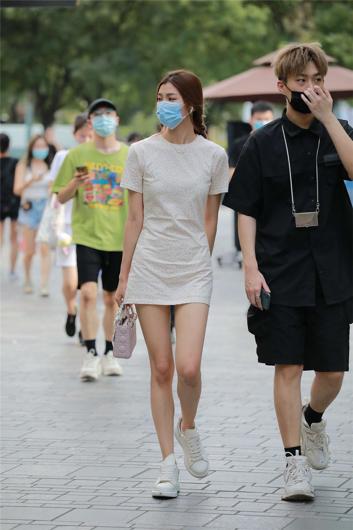 街拍逛街的美女
