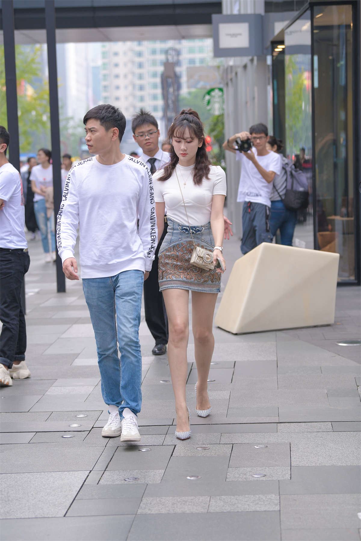 摄神街拍作品 - 柳丁高跟，白皙美腿女友
