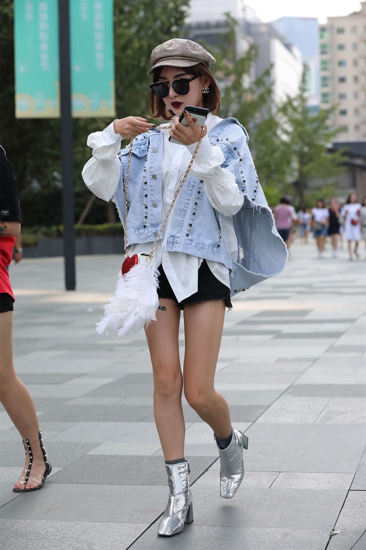 辉辉街拍作品 - 墨镜长腿短发美女小姐姐
