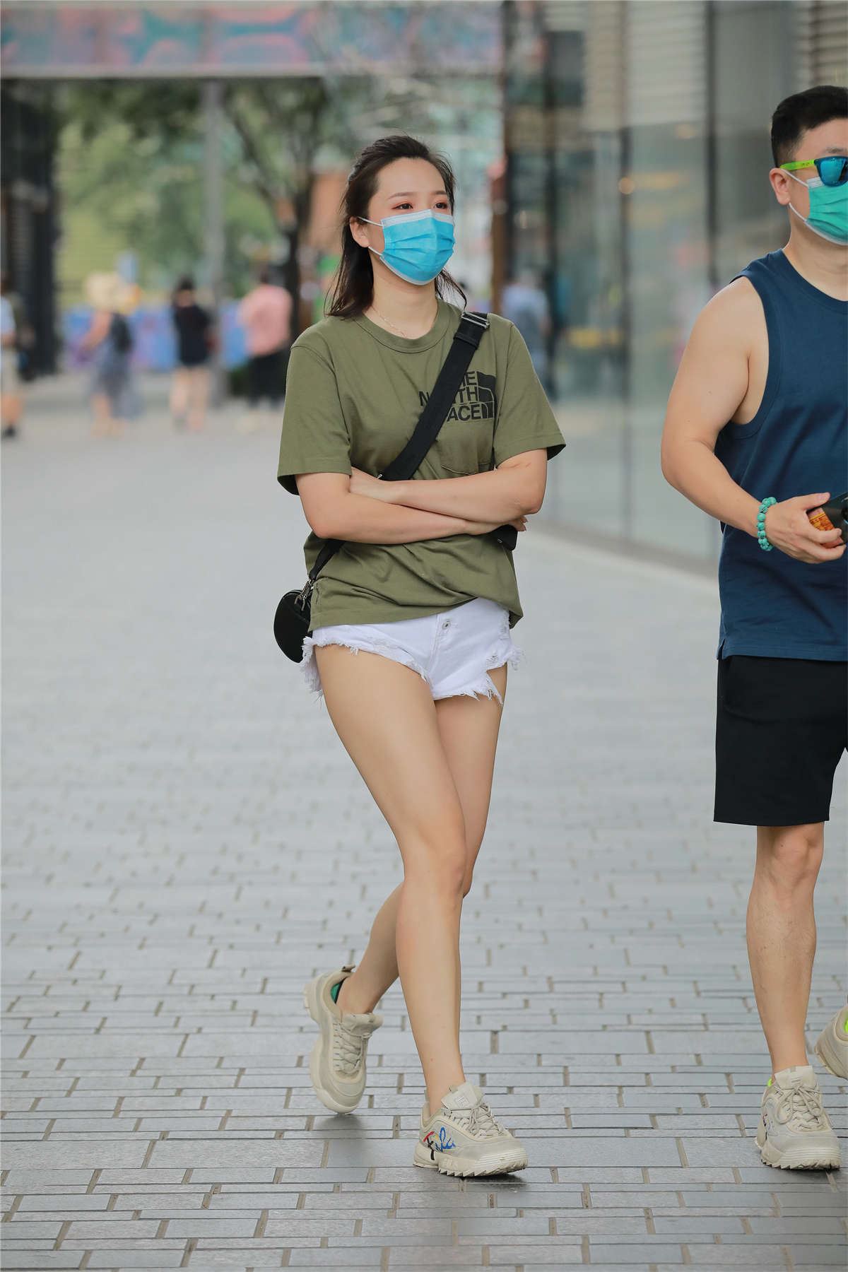 玻璃街拍作品 - 白色热裤YY女友