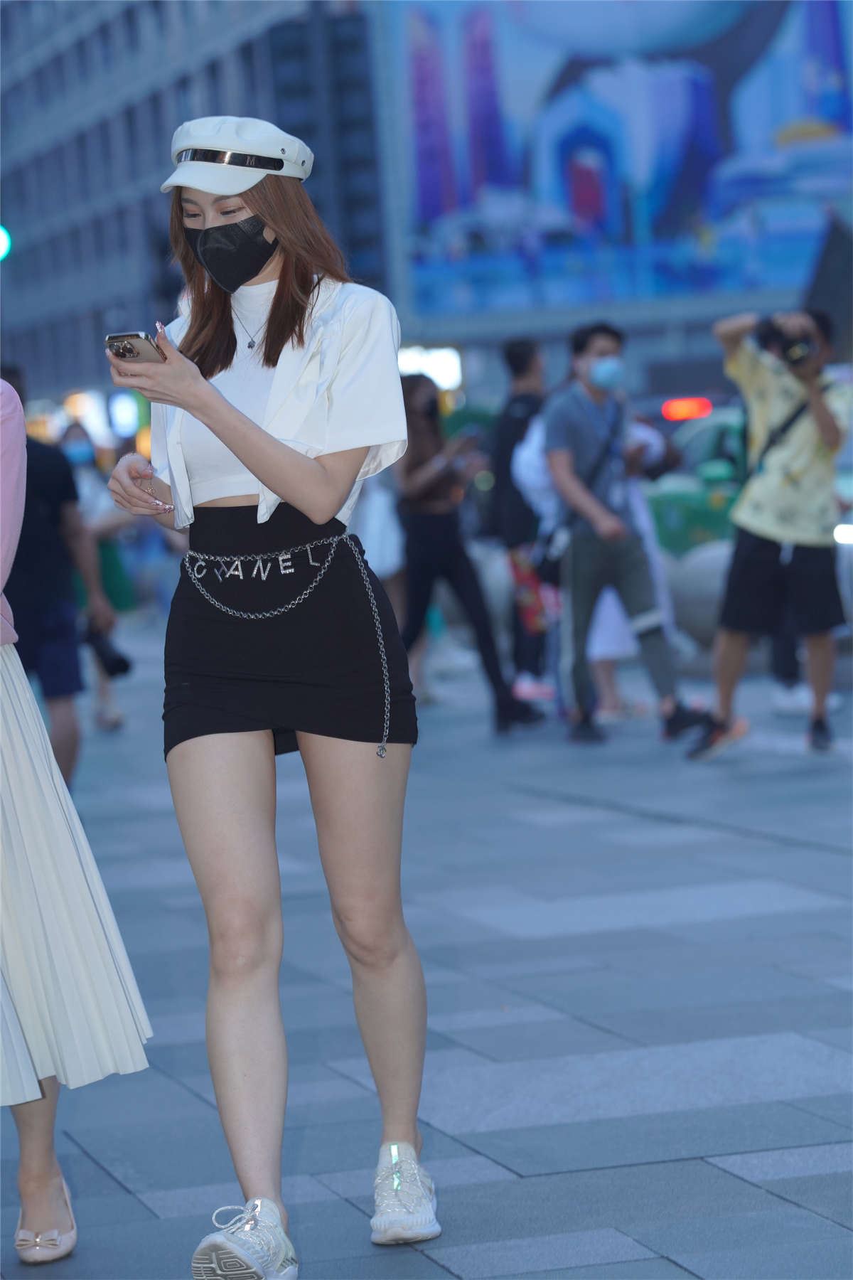 短裙T恤黑白搭配