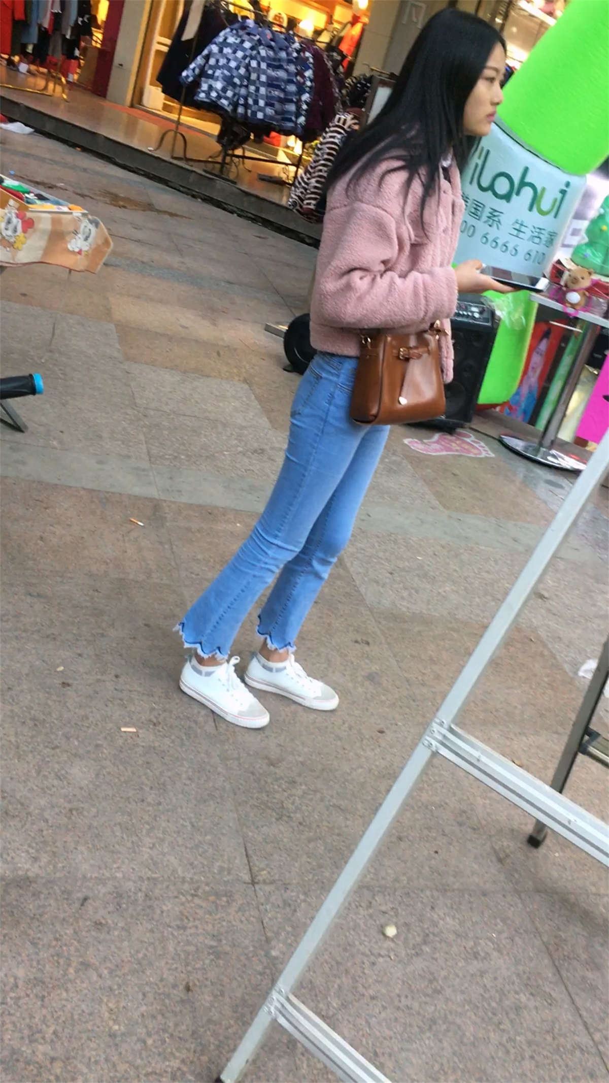 紧身蓝牛少女