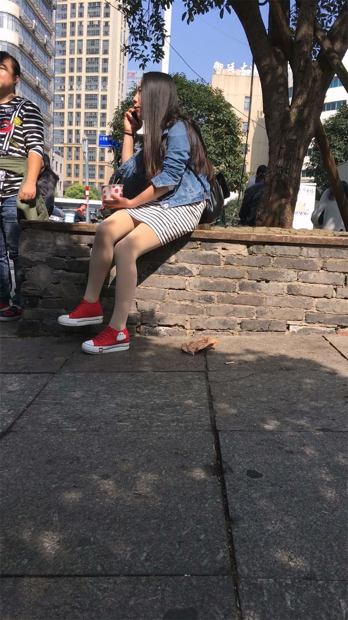 等男友的条纹连衣裙肉色丝袜长发小妹