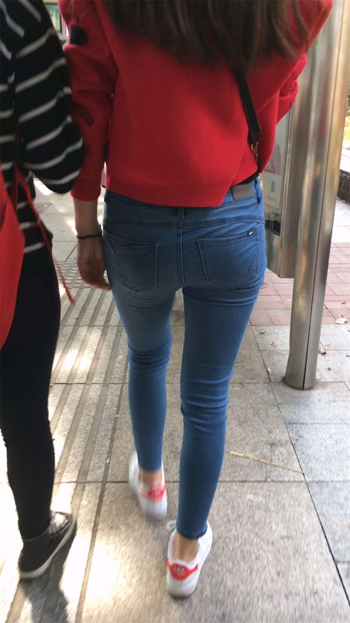 蓝色紧身牛仔美女