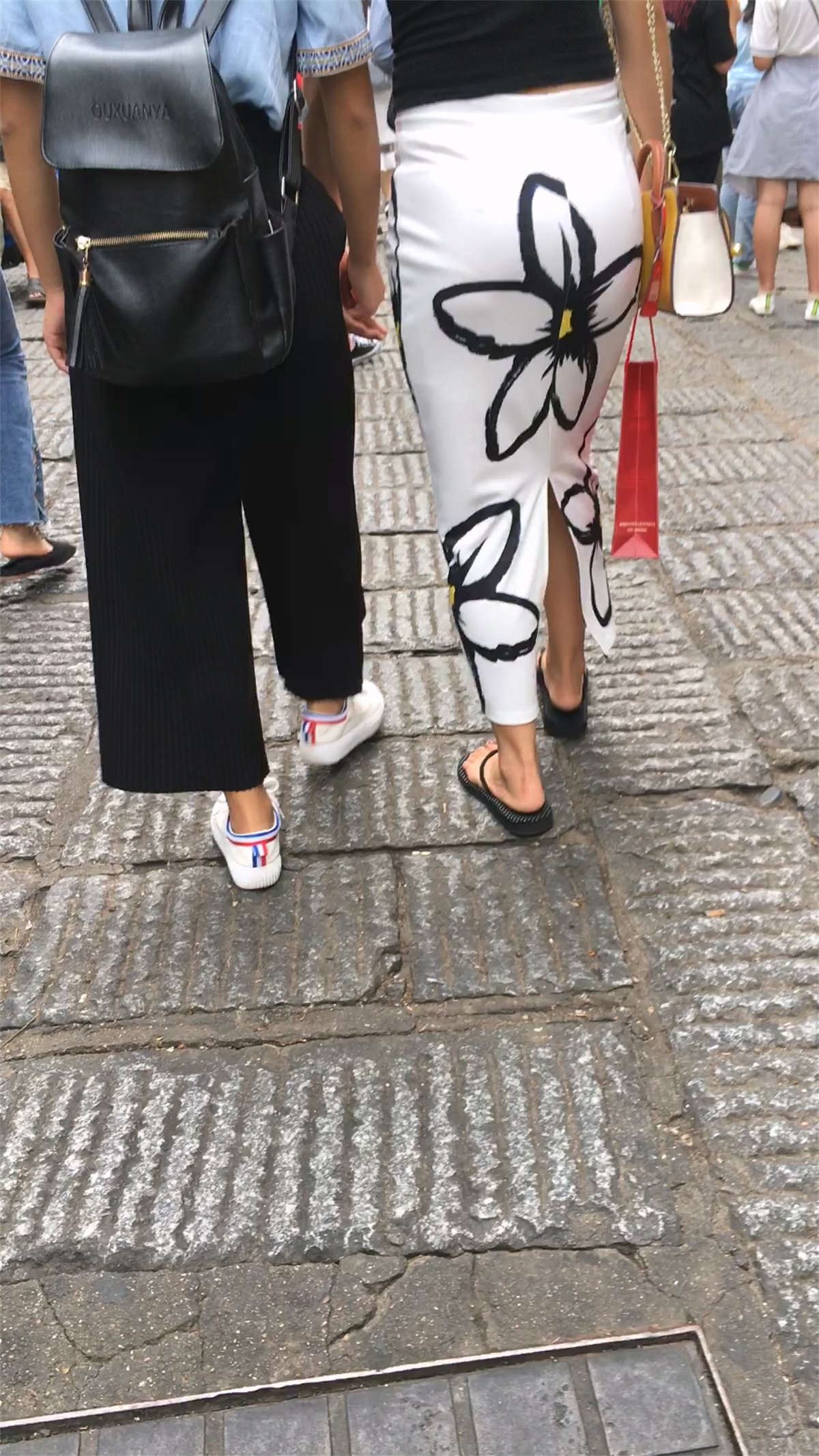 白色花裙子少妇