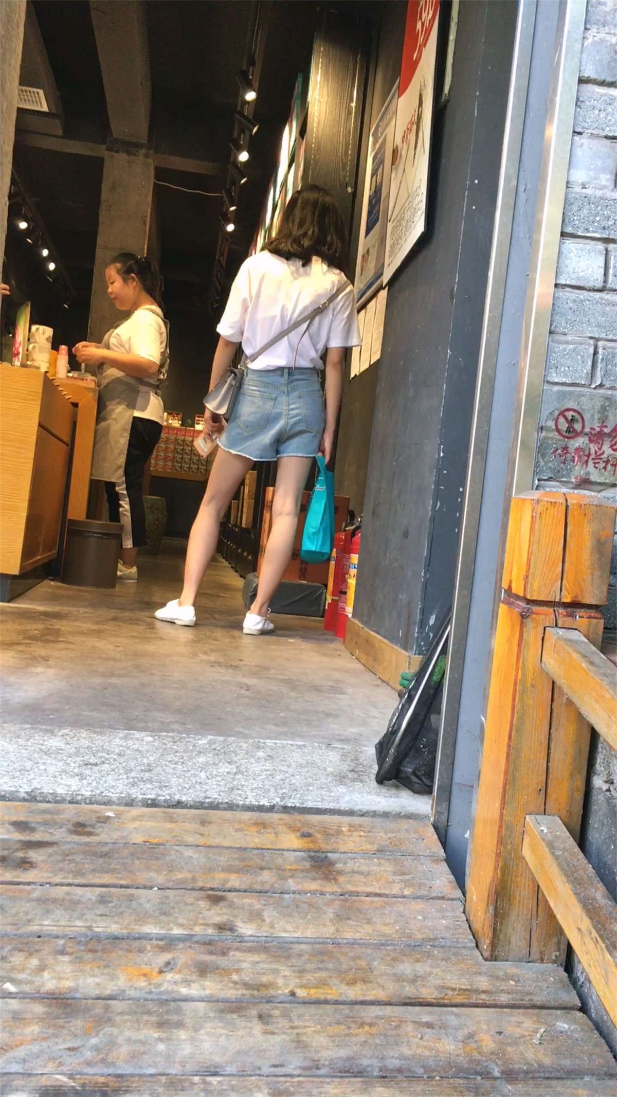 蓝色短裤小美女