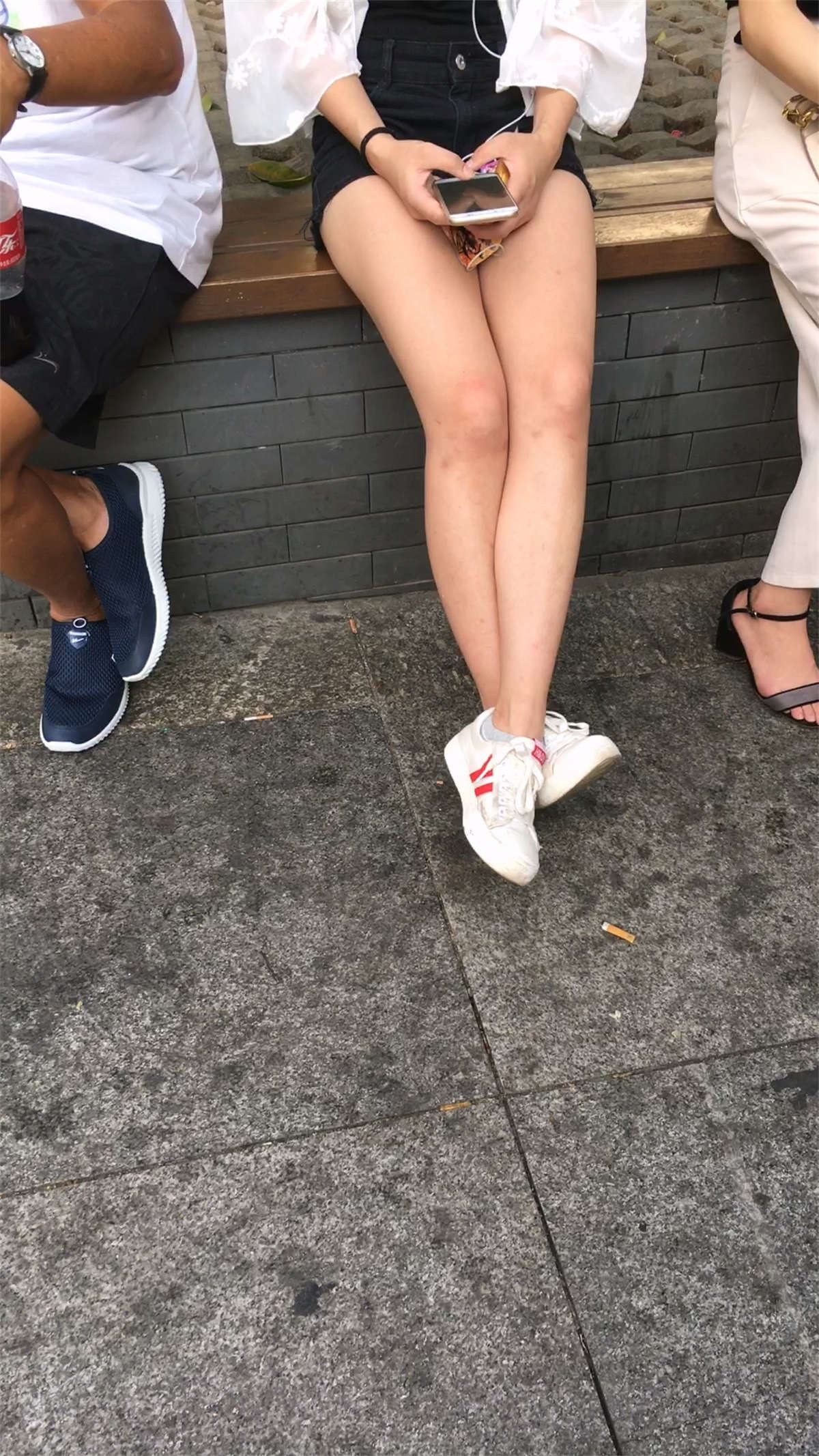 热裤大白腿大学生美女靓妞