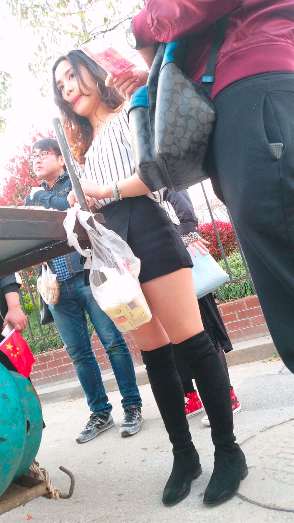 买烧烤的黑裙黑靴美女