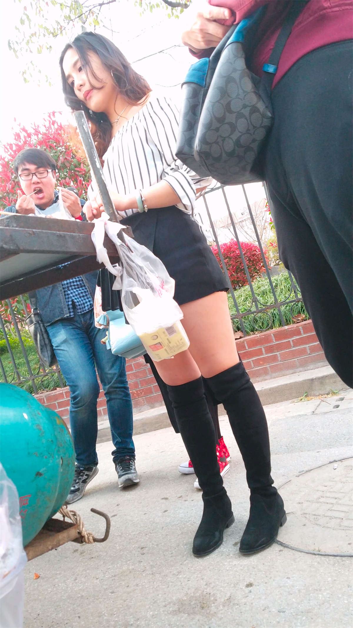 买烧烤的黑裙黑靴美女