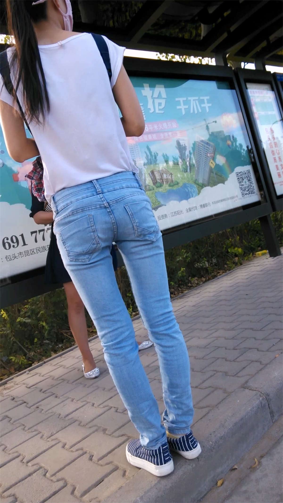 充满青春气息的牛仔裤妹子