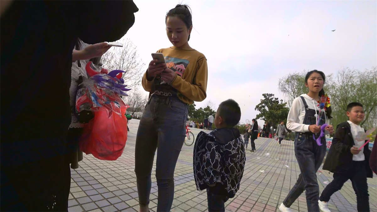超有韵味的牛仔裤美少妇