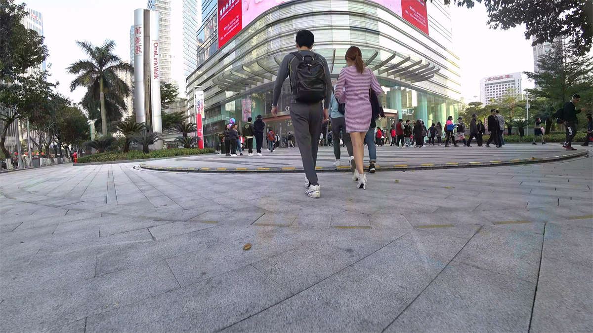 连衣裙白色高跟鞋美女过马路