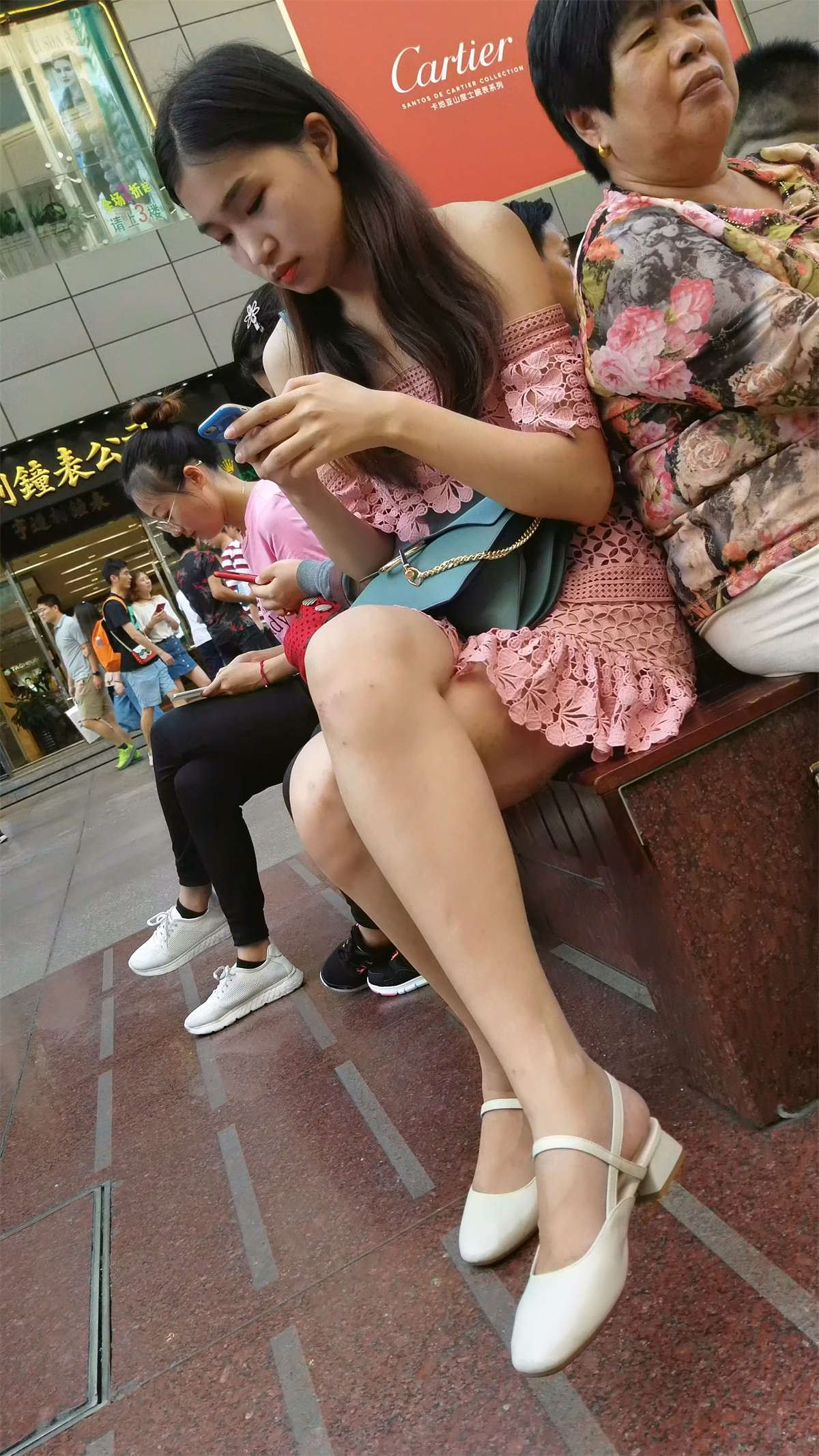 粉色连衣裙美腿气质美女