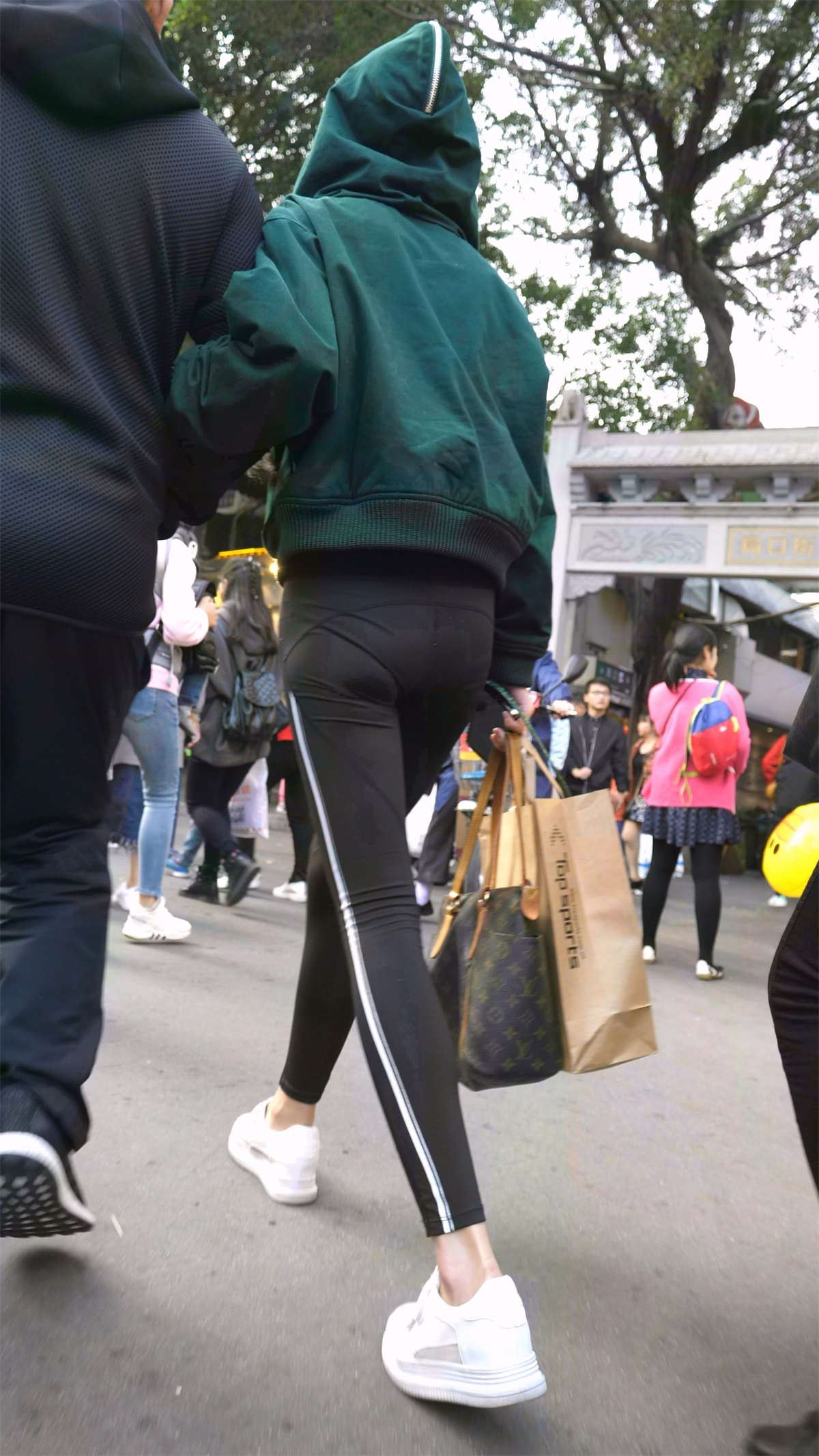 黑色紧身裤美眉