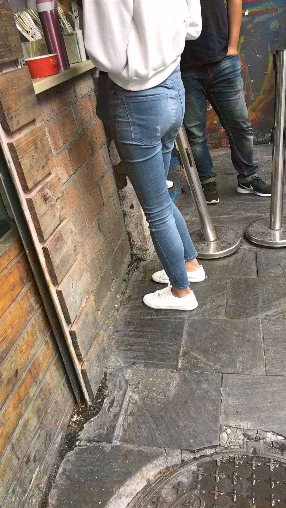 紧身牛仔裤小妹