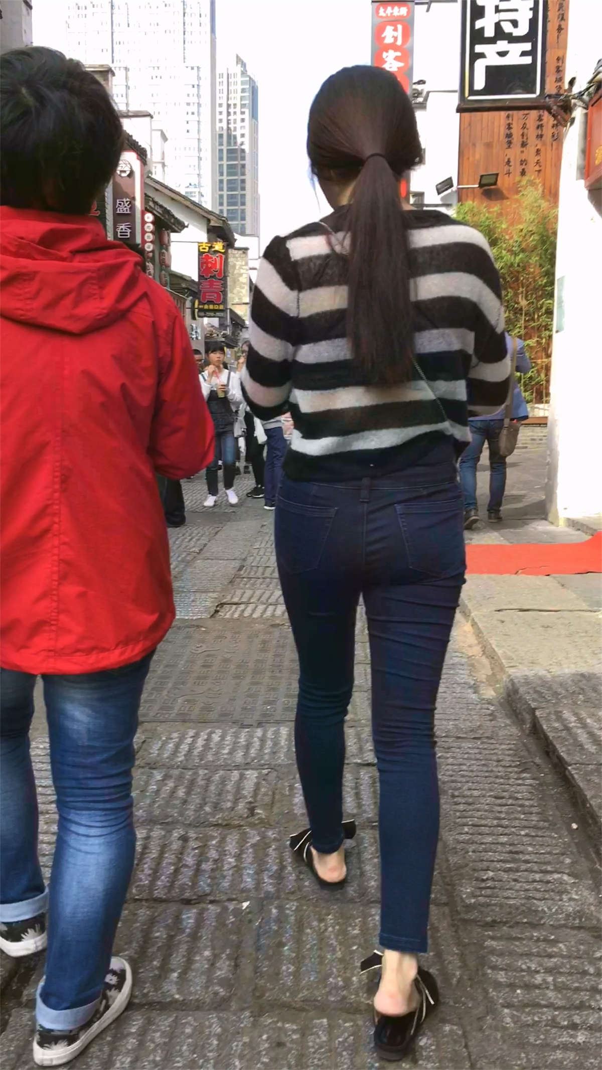 紧身牛仔妹子跟姐妹逛街