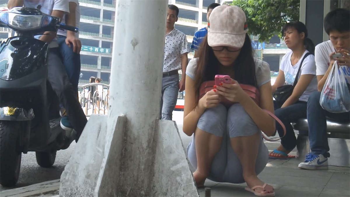 蹲路边的美女