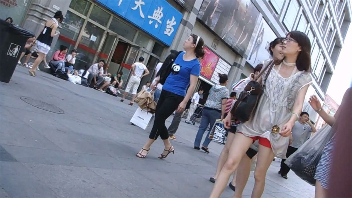 小裙子下的嫩白长腿